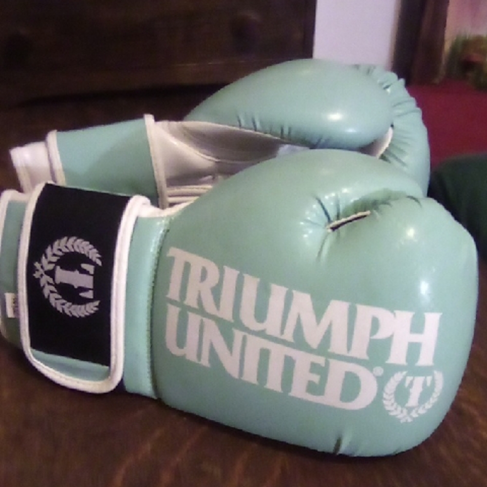 Triumph United Mint Green Woman's Boxing Gloves One Size Fits Most .